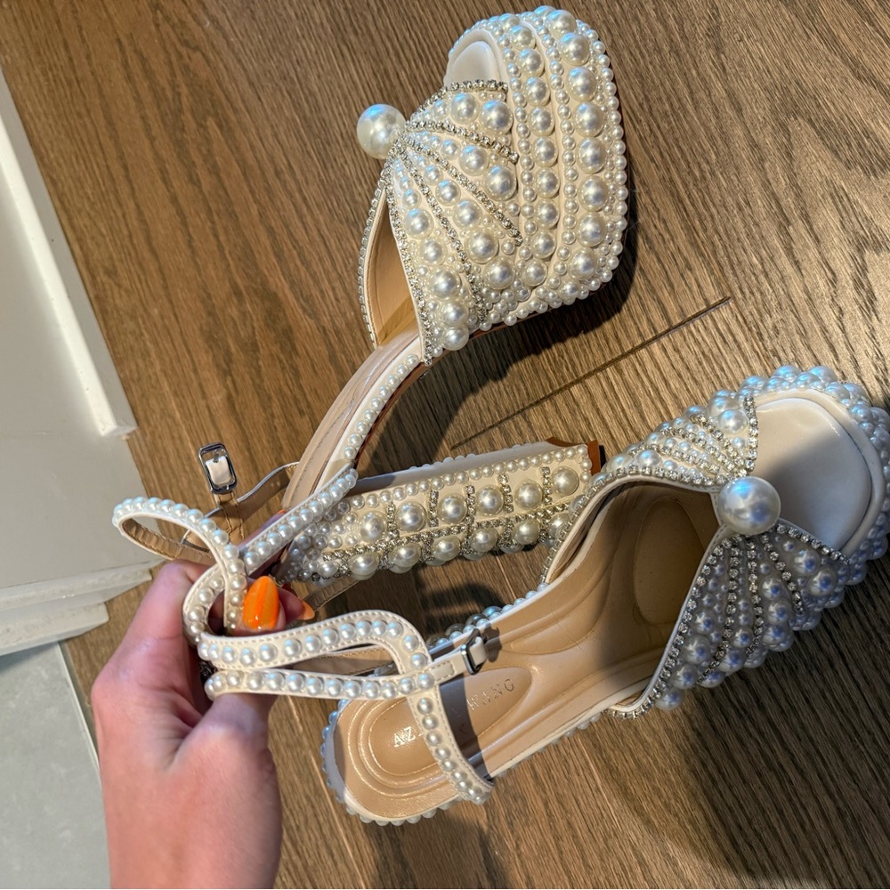 Chic White Platform Shoes with Sleek Design